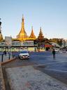 Pagode in einem Kreisverkehr, Yangon 