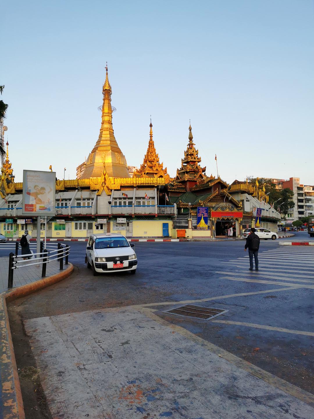 Pagode in einem Kreisverkehr, Yangon 