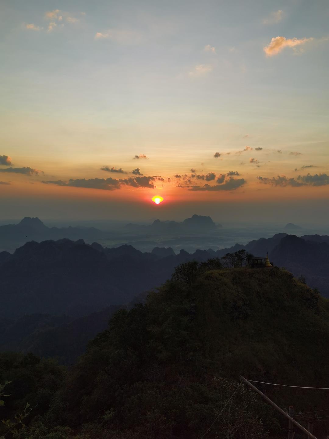 Sonnenaufgang auf einem Berg